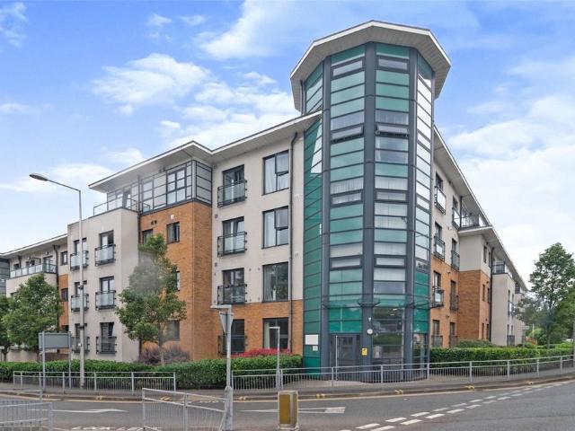 Flat for sale in Badgers Dene, Grays