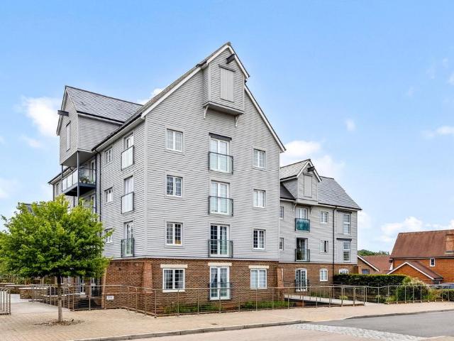 Flat for sale in Wickhurst Green, Horsham