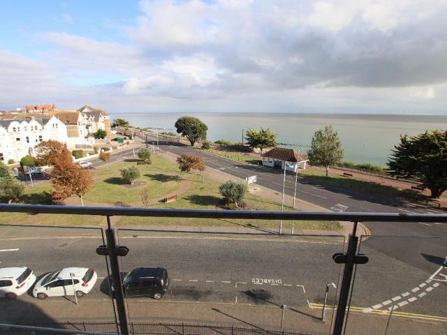 Flat for sale in Dale Hill, Essex