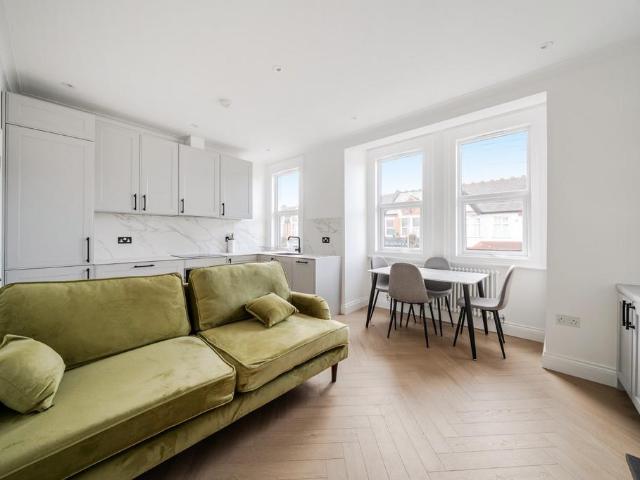 Flat for sale in Furzedown, Greater London