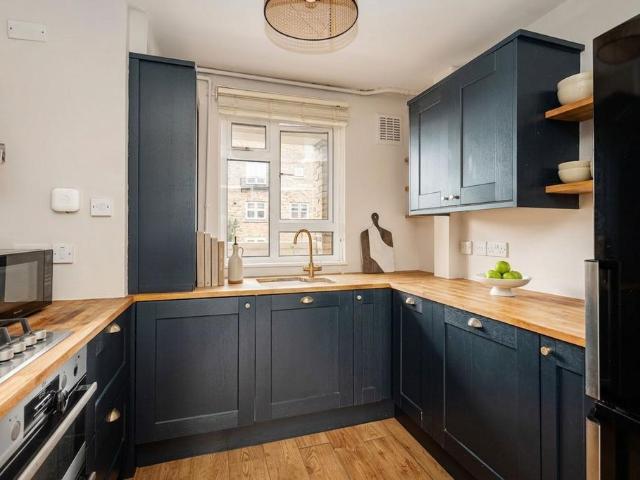 Flat for sale in Finsbury Park, Greater London