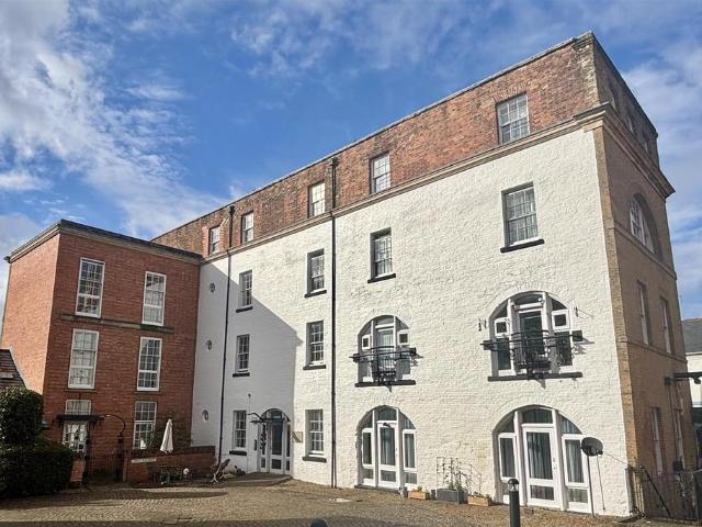 Flat for sale in Devizes, Wiltshire