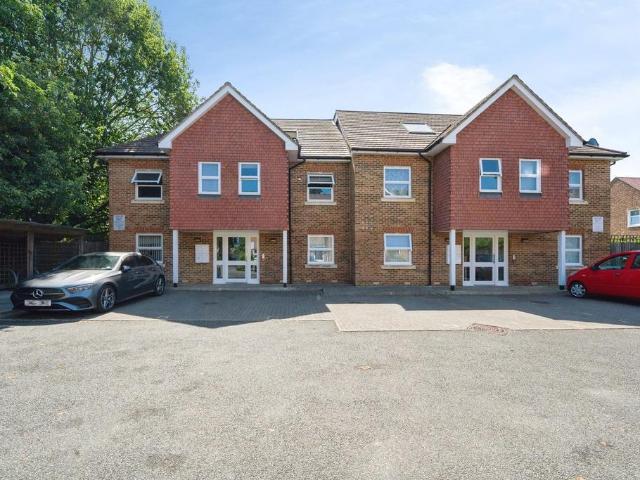 Flat for sale in Hampton, Greater London