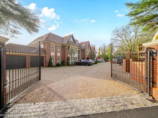 Flat for sale in Fole, Surrey