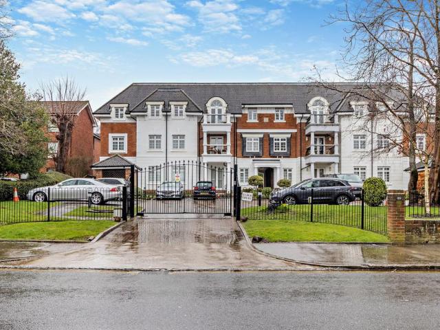 Flat for sale in Northwood, Greater London