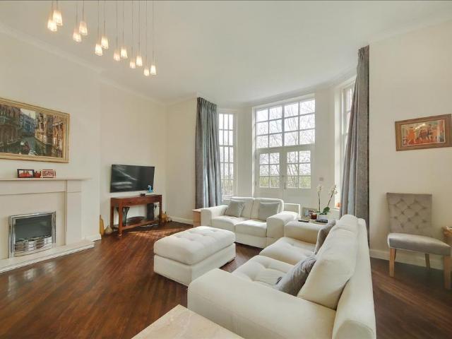 Flat for sale in Napsbury Park, Five Acres