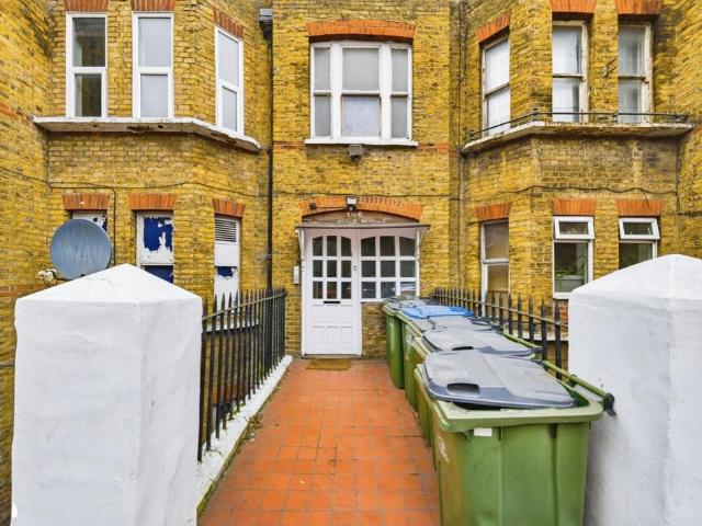 Flat for sale in Charlton Riverside, Greater London