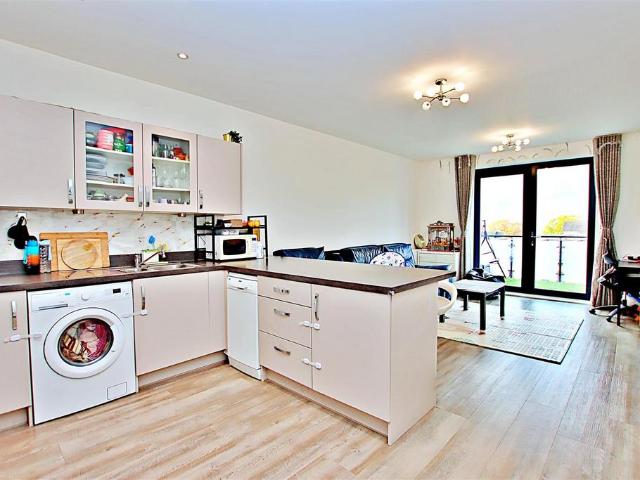 Flat for sale in Elstree and Borehamwood, Borehamwood
