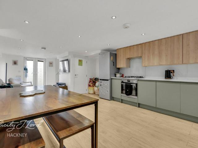 Flat for sale in South Hackney, Greater London