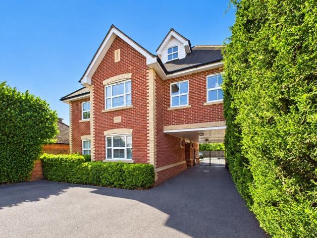 Flat for sale in Sindlesham, Winnersh