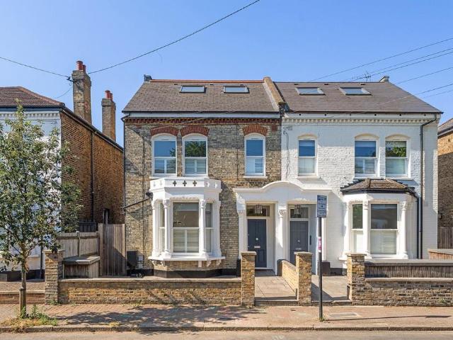 Flat for sale in Balham, Greater London
