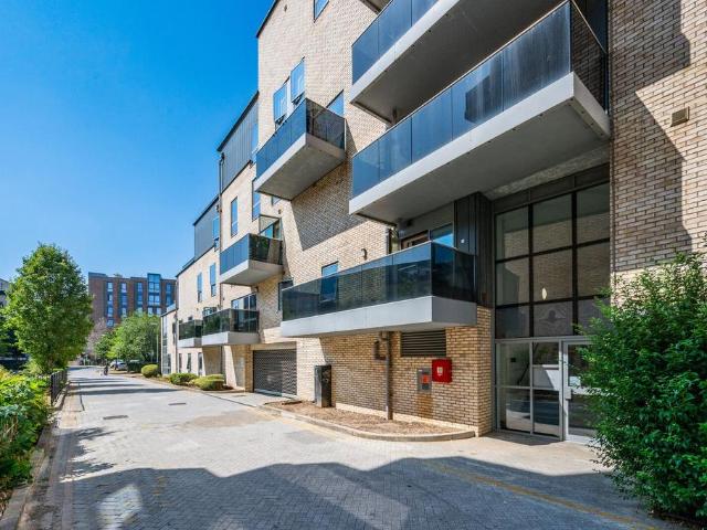 Flat for sale in Queen's Park, Greater London
