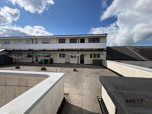 Flat for sale in Milford Haven, Wales