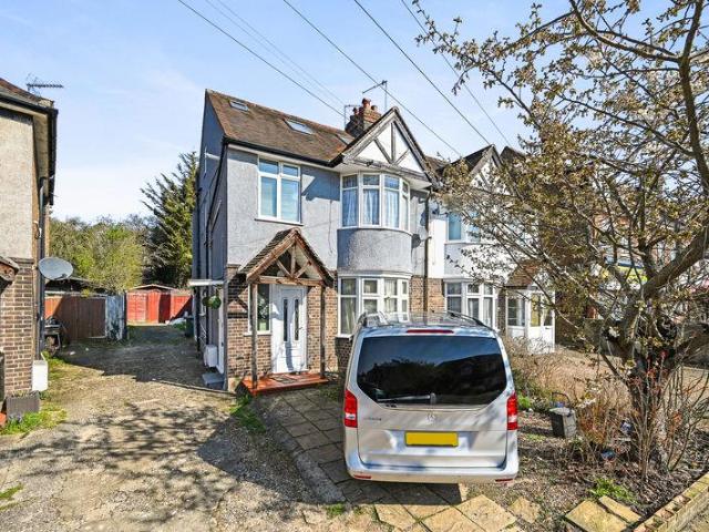 Flat for sale in Lane, Greater London