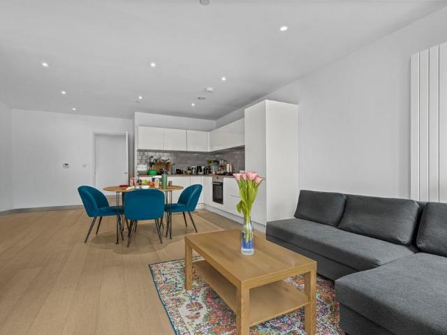 Flat for sale in Silvertown, Greater London