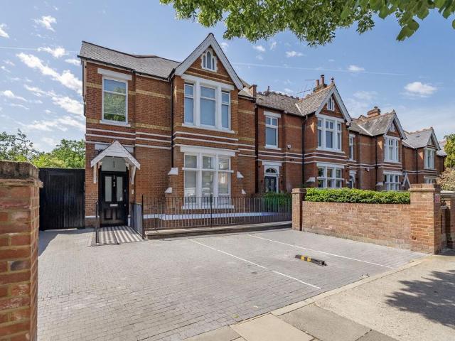 Flat for sale in London Borough of Ealing, Greater London