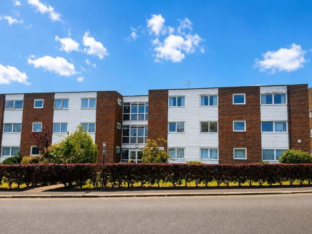 Flat for sale in Lessness Heath, Greater London