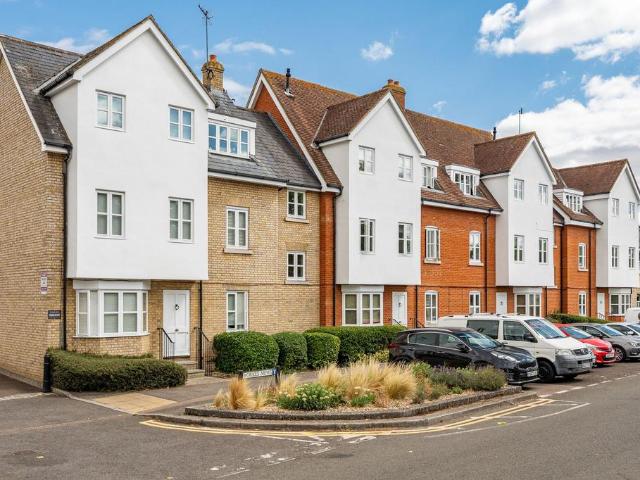 Flat for sale in Kings Hill, Colliers End