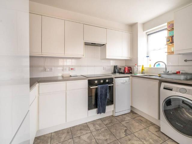 Flat for sale in Stratford Marsh, Greater London