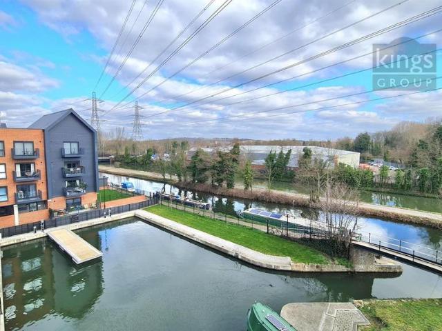Flat for sale in Broxbourne, Hertfordshire