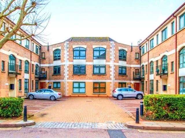 Flat for sale in Two Waters, Pouchen End