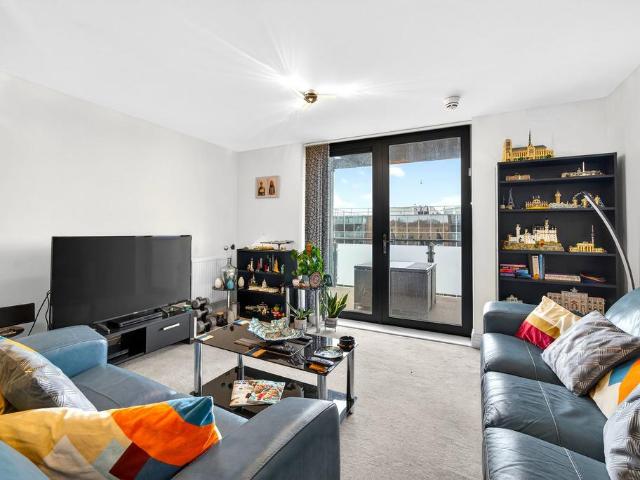 Flat for sale in Elstree and Borehamwood, Borehamwood