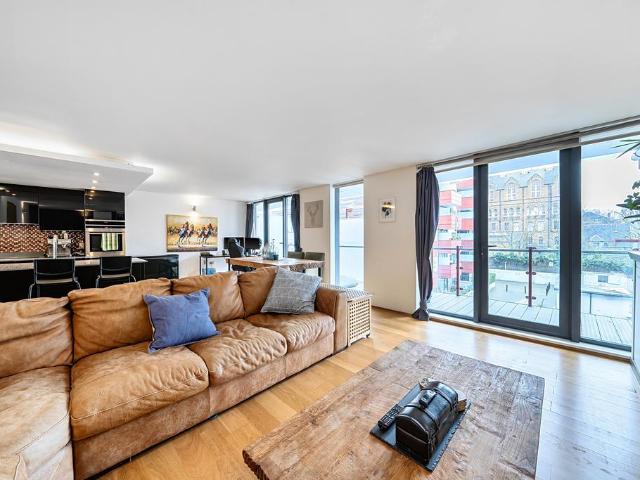 Flat for sale in North Kensington, Greater London