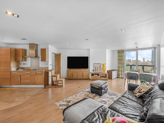 Flat for sale in Isle Of Dogs, Isle Of Man
