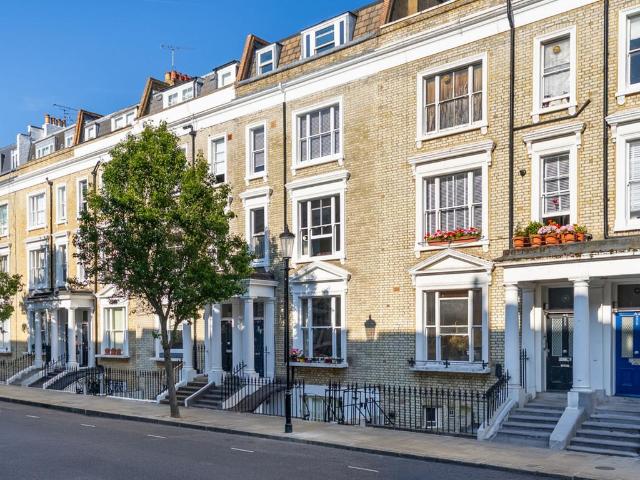 Flat for sale in Earl's Court, Greater London
