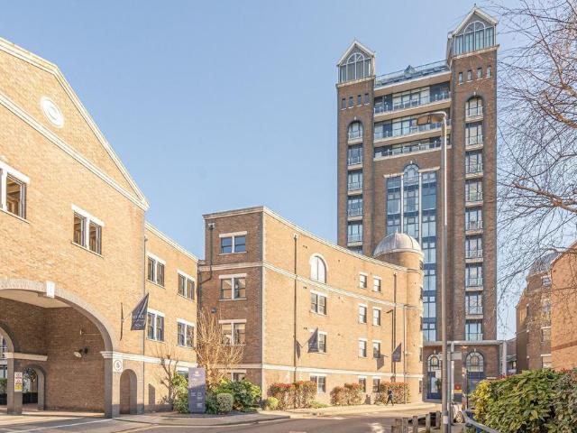 Flat for sale in Battersea, Greater London