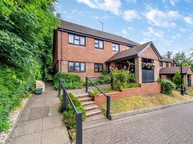 Flat for sale in Heronsgate, Three Rivers