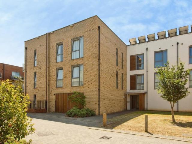Flat for sale in Arbury, Cambridgeshire