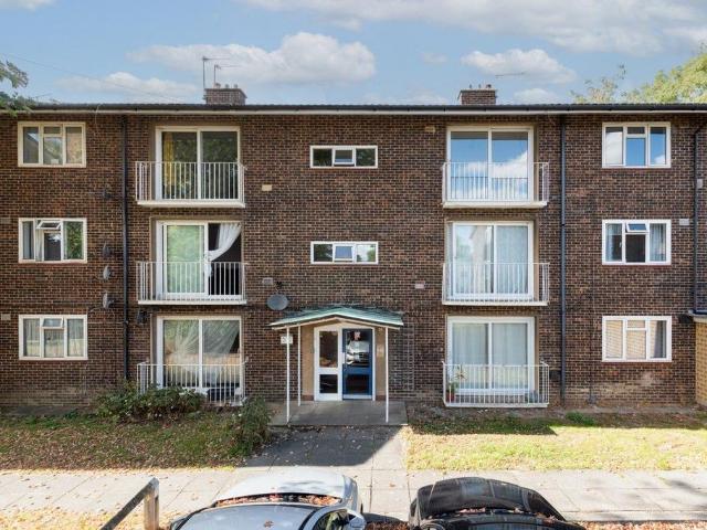 Flat for sale in Northgate, Crawley