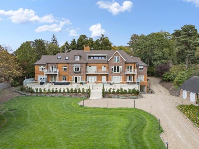 Flat for sale in Oxshott, Elmbridge