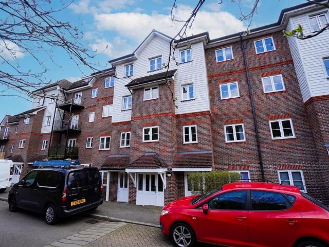 Flat for sale in Loudwater, Buckinghamshire