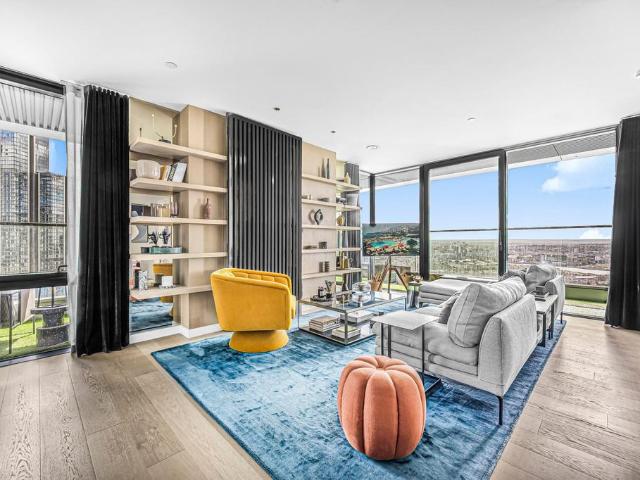 Flat for sale in Canary Wharf, Greater London
