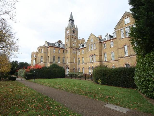 Flat for sale in Woking, Surrey