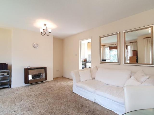 Flat for sale in Snaresbrook, Greater London