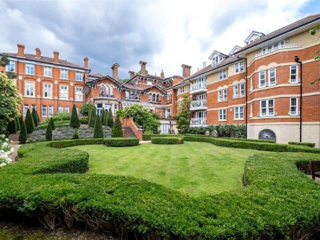Flat for sale in London Borough of Merton, Raynes Park