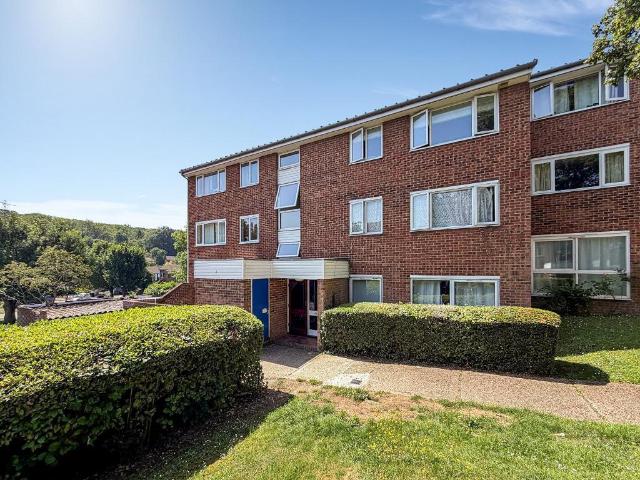 Flat for sale in London Borough of Croydon, Forestdale