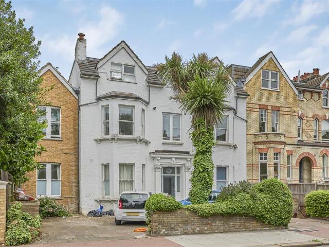 Flat for sale in Earlsfield, Greater London