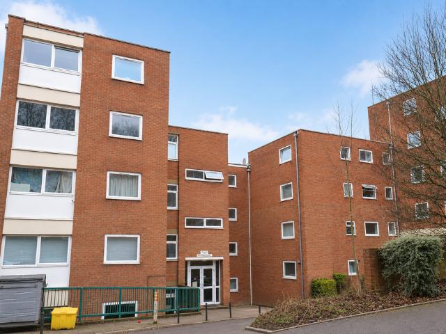 Flat for sale in Spring Park, Luton