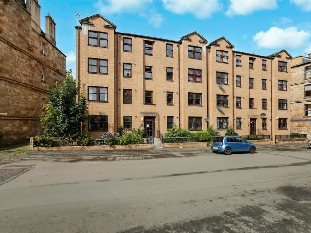 Flat for sale in Crosshill, Scotland