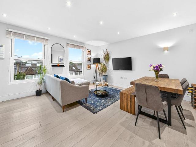 Flat for sale in London Borough of Wandsworth, Greater London
