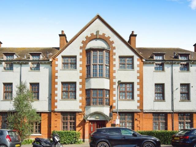 Flat for sale in Wanstead, Greater London