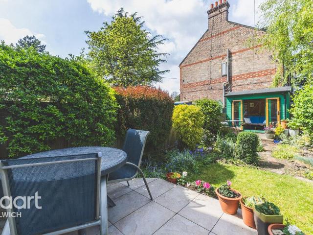 Flat for sale in East Dulwich, Greater London
