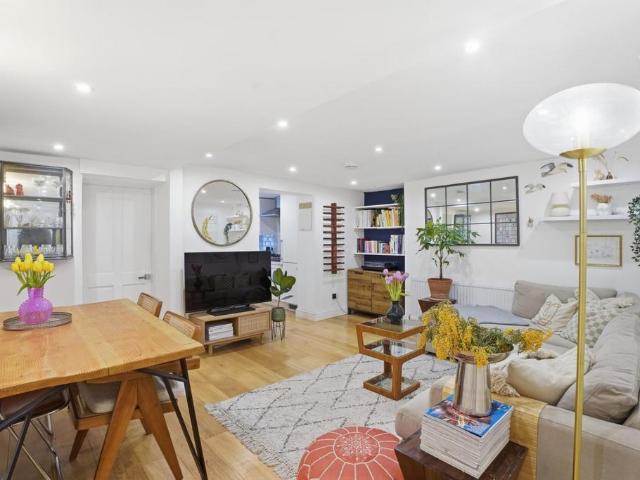 Flat for sale in East Dulwich, Greater London