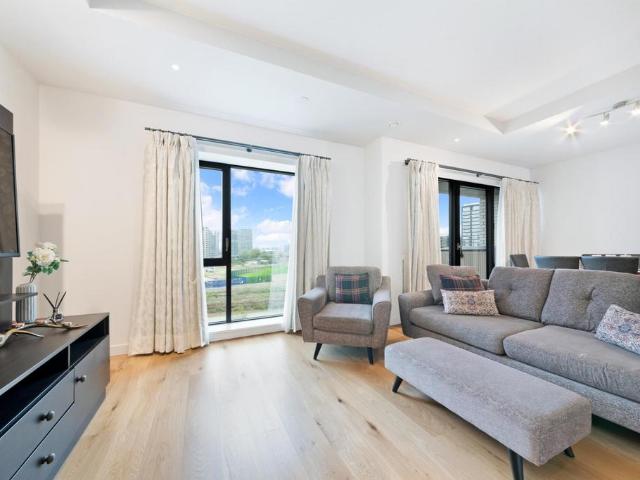 Flat for sale in London City Island, Blackwall