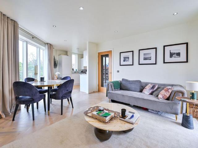 Flat for sale in Walworth, Greater London