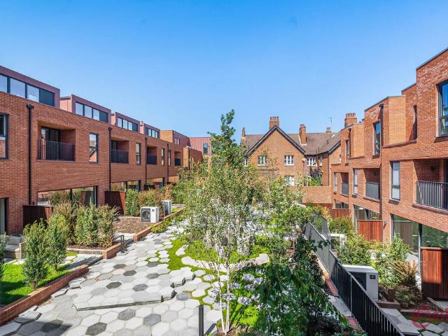 Flat for sale in Hornsey, Greater London
